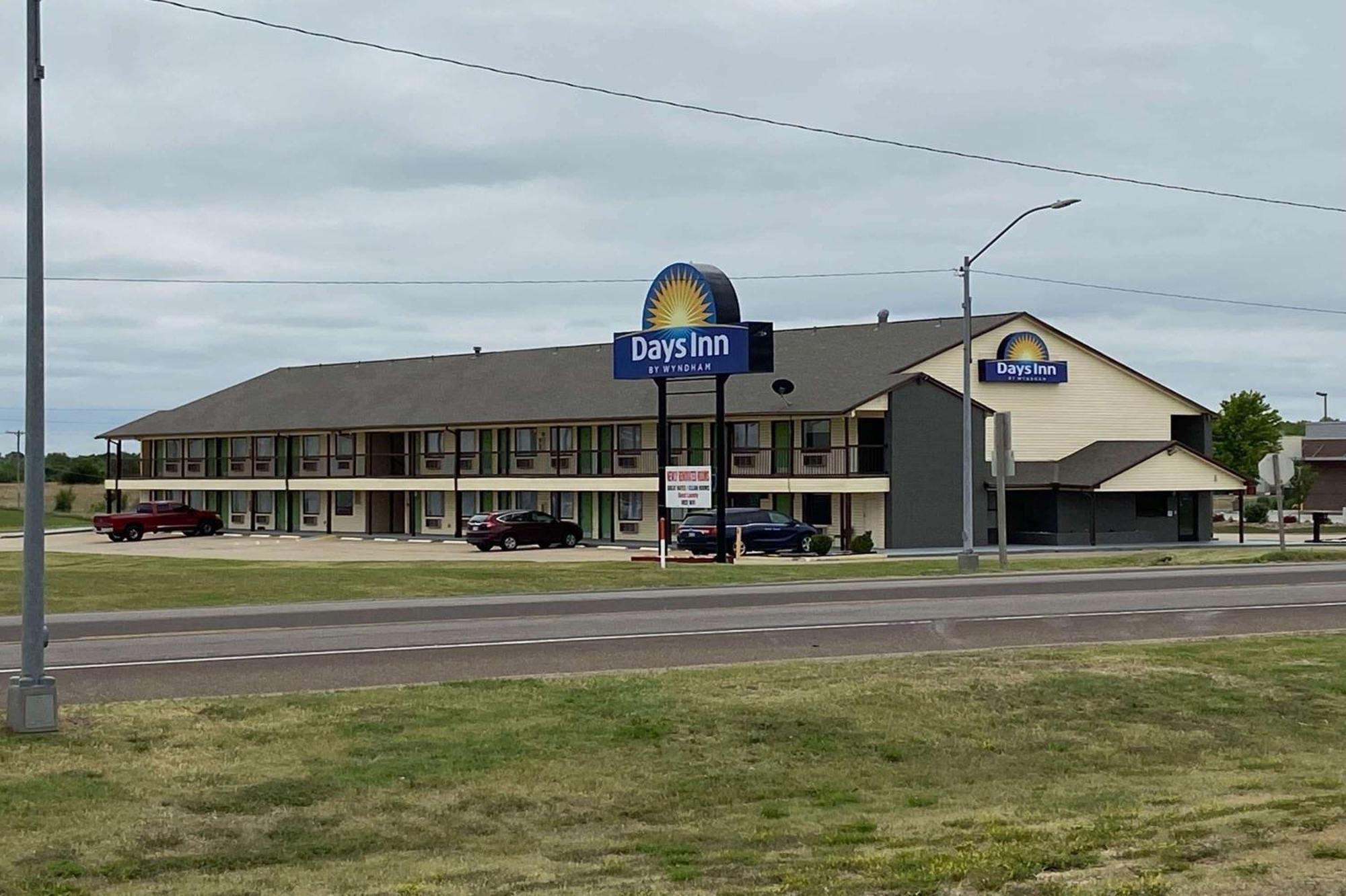 Days Inn By Wyndham Pratt Exterior foto
